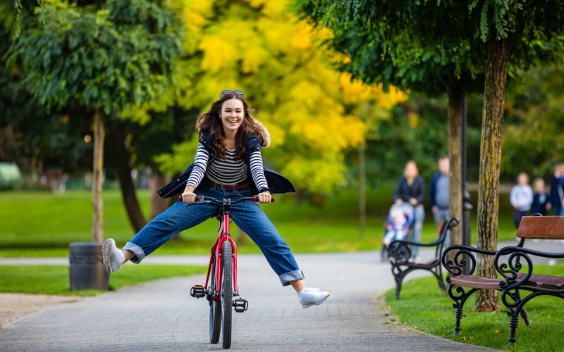rowerzystka na ścieżce rowerowej we Wrocawiu